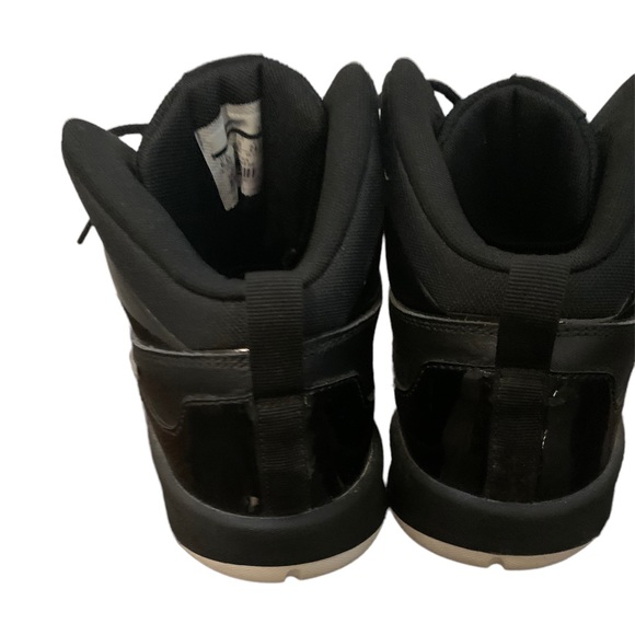 Nike Youth Non Marking Black Basketball Shoes - Picture 4 of 6